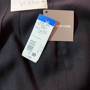 Jones New York Black Skirt with zipper on the side, size 10.